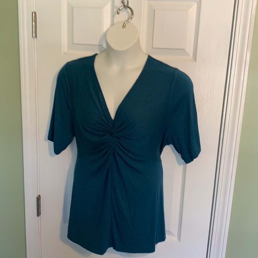 🔥 Flattering Twist-Front Subtle Swing Tee 💙